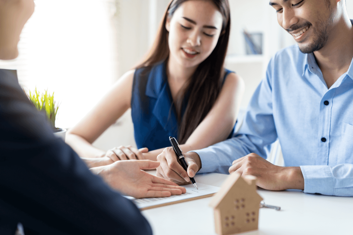 what does a mortgage broker do